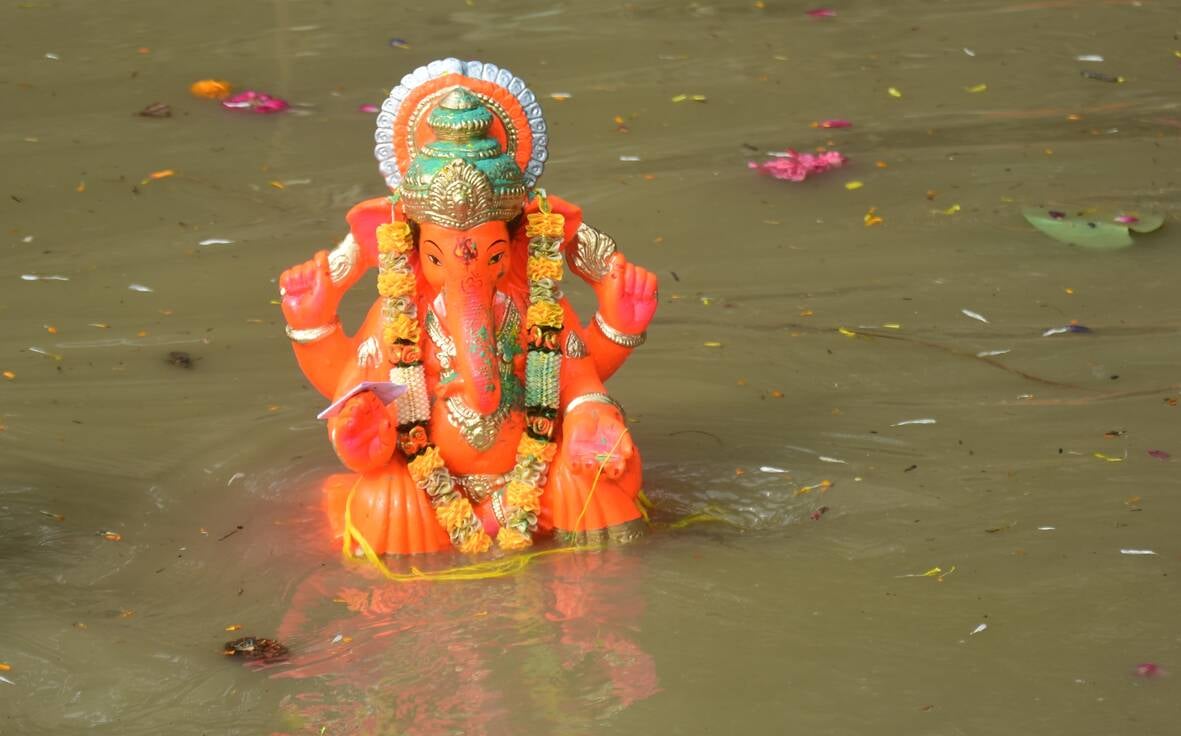 शहर में गणेश चतुर्थी के अवसर पर जगह-जगह हुए आयोजन व गणेश जी की प्रतिमा का विसर्जन करते भक्त शहर में गणेश चतुर्थी के अवसर पर जगह-जगह हुए आयोजन व गणेश जी की प्रतिमा का विसर्जन करते भक्त
