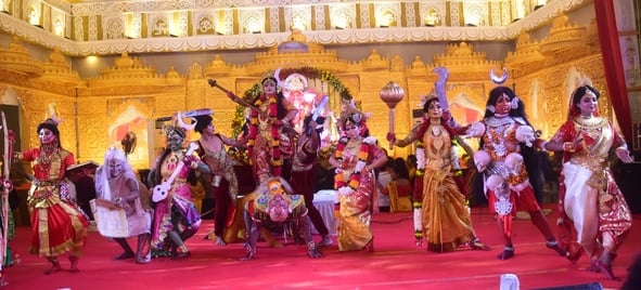 शहर में गणेश चतुर्थी के अवसर पर जगह-जगह हुए आयोजन व गणेश जी की प्रतिमा का विसर्जन करते भक्त शहर में गणेश चतुर्थी के अवसर पर जगह-जगह हुए आयोजन व गणेश जी की प्रतिमा का विसर्जन करते भक्त
