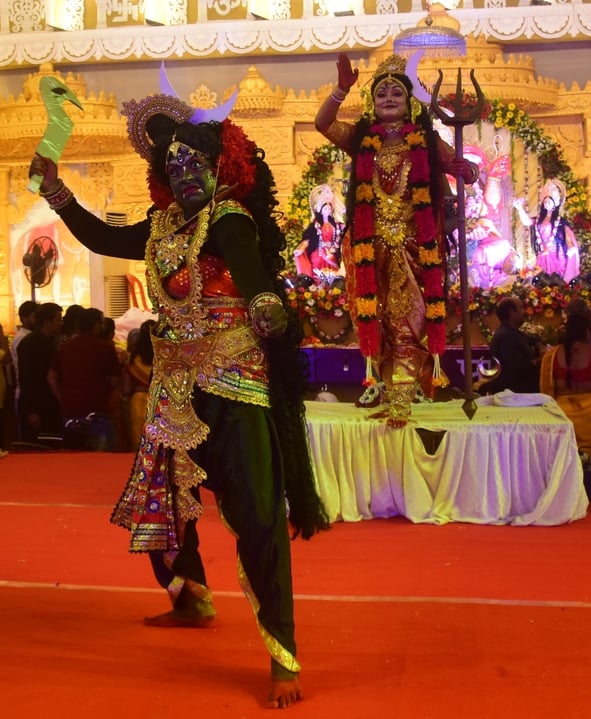 शहर में गणेश चतुर्थी के अवसर पर जगह-जगह हुए आयोजन व गणेश जी की प्रतिमा का विसर्जन करते भक्त शहर में गणेश चतुर्थी के अवसर पर जगह-जगह हुए आयोजन व गणेश जी की प्रतिमा का विसर्जन करते भक्त