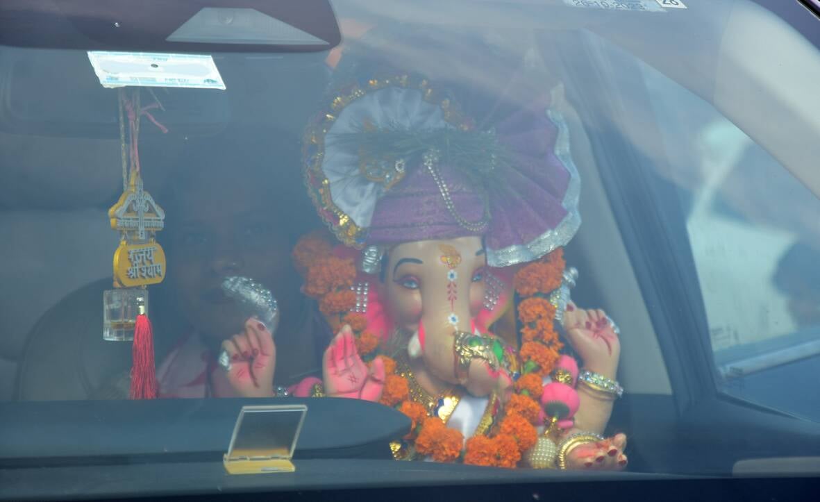 शहर में गणेश चतुर्थी के अवसर पर जगह-जगह हुए आयोजन व गणेश जी की प्रतिमा का विसर्जन करते भक्त शहर में गणेश चतुर्थी के अवसर पर जगह-जगह हुए आयोजन व गणेश जी की प्रतिमा का विसर्जन करते भक्त