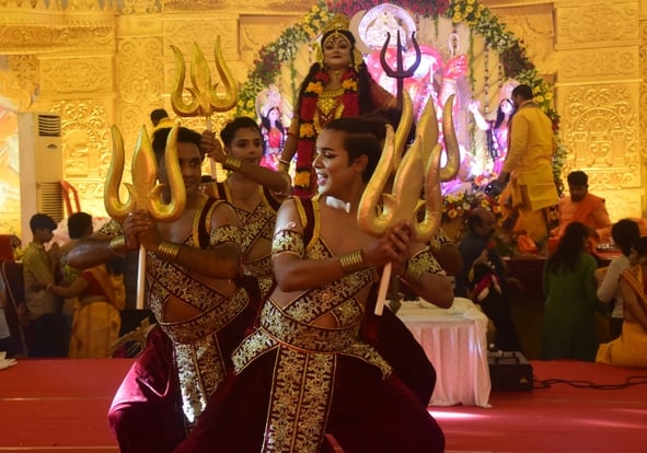 शहर में गणेश चतुर्थी के अवसर पर जगह-जगह हुए आयोजन व गणेश जी की प्रतिमा का विसर्जन करते भक्त शहर में गणेश चतुर्थी के अवसर पर जगह-जगह हुए आयोजन व गणेश जी की प्रतिमा का विसर्जन करते भक्त
