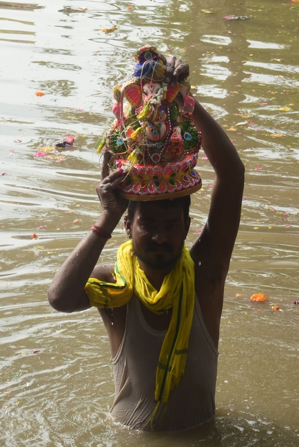 शहर में गणेश चतुर्थी के अवसर पर जगह-जगह हुए आयोजन व गणेश जी की प्रतिमा का विसर्जन करते भक्त शहर में गणेश चतुर्थी के अवसर पर जगह-जगह हुए आयोजन व गणेश जी की प्रतिमा का विसर्जन करते भक्त