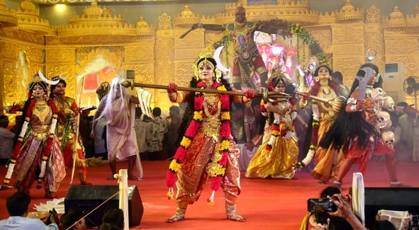 शहर में गणेश चतुर्थी के अवसर पर जगह-जगह हुए आयोजन व गणेश जी की प्रतिमा का विसर्जन करते भक्त शहर में गणेश चतुर्थी के अवसर पर जगह-जगह हुए आयोजन व गणेश जी की प्रतिमा का विसर्जन करते भक्त