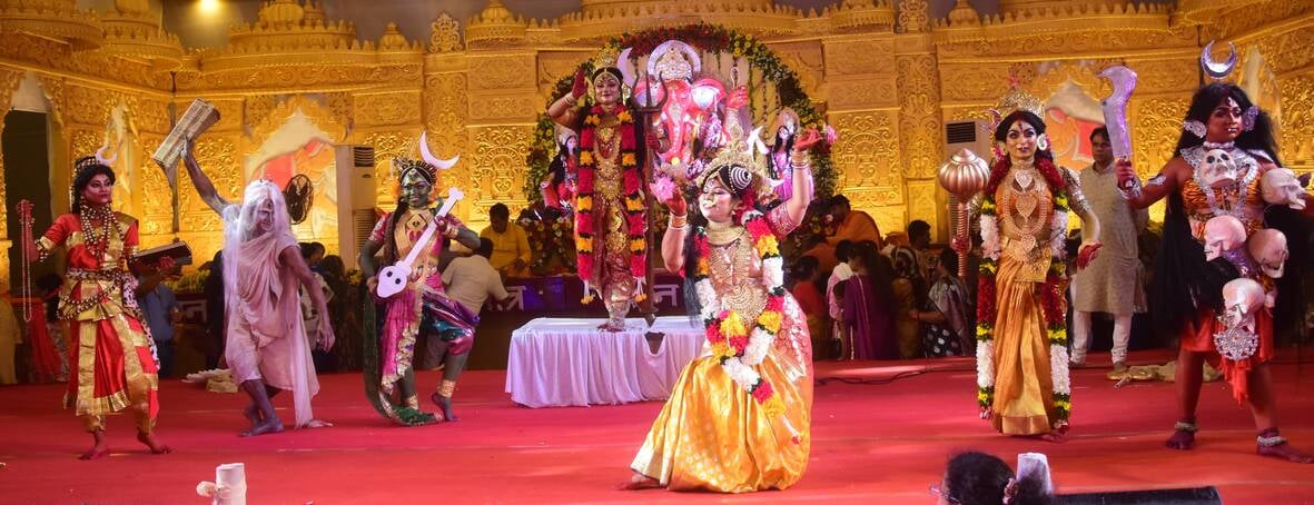 शहर में गणेश चतुर्थी के अवसर पर जगह-जगह हुए आयोजन व गणेश जी की प्रतिमा का विसर्जन करते भक्त शहर में गणेश चतुर्थी के अवसर पर जगह-जगह हुए आयोजन व गणेश जी की प्रतिमा का विसर्जन करते भक्त