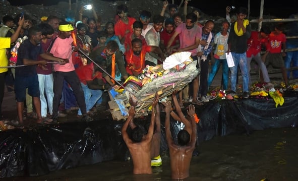 शहर में गणेश चतुर्थी के अवसर पर जगह-जगह हुए आयोजन व गणेश जी की प्रतिमा का विसर्जन करते भक्त शहर में गणेश चतुर्थी के अवसर पर जगह-जगह हुए आयोजन व गणेश जी की प्रतिमा का विसर्जन करते भक्त
