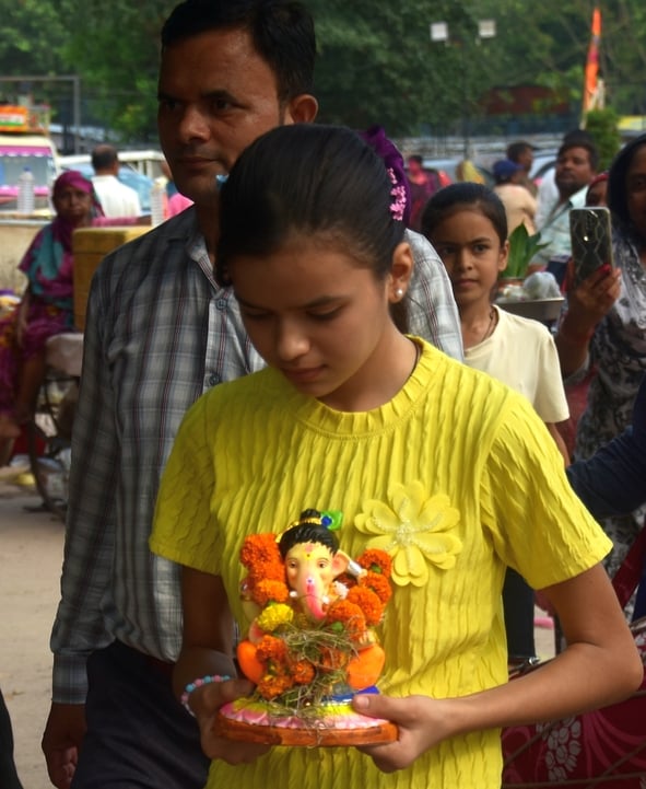 शहर में गणेश चतुर्थी के अवसर पर जगह-जगह हुए आयोजन व गणेश जी की प्रतिमा का विसर्जन करते भक्त शहर में गणेश चतुर्थी के अवसर पर जगह-जगह हुए आयोजन व गणेश जी की प्रतिमा का विसर्जन करते भक्त