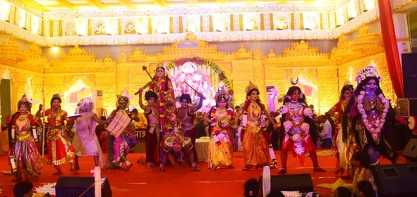 शहर में गणेश चतुर्थी के अवसर पर जगह-जगह हुए आयोजन व गणेश जी की प्रतिमा का विसर्जन करते भक्त शहर में गणेश चतुर्थी के अवसर पर जगह-जगह हुए आयोजन व गणेश जी की प्रतिमा का विसर्जन करते भक्त