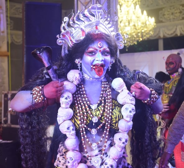 शहर में गणेश चतुर्थी के अवसर पर जगह-जगह हुए आयोजन व गणेश जी की प्रतिमा का विसर्जन करते भक्त शहर में गणेश चतुर्थी के अवसर पर जगह-जगह हुए आयोजन व गणेश जी की प्रतिमा का विसर्जन करते भक्त