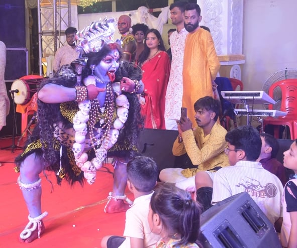 शहर में गणेश चतुर्थी के अवसर पर जगह-जगह हुए आयोजन व गणेश जी की प्रतिमा का विसर्जन करते भक्त शहर में गणेश चतुर्थी के अवसर पर जगह-जगह हुए आयोजन व गणेश जी की प्रतिमा का विसर्जन करते भक्त