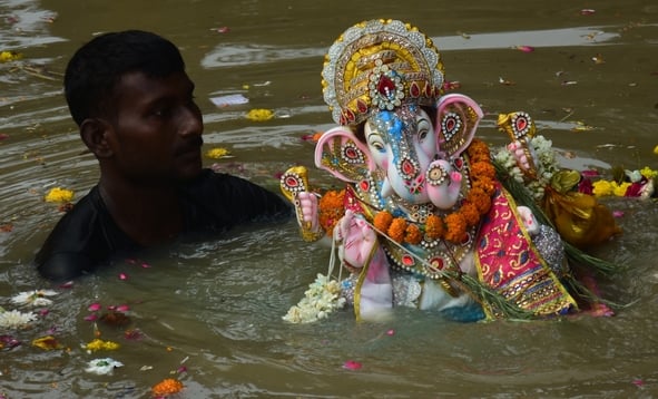 शहर में गणेश चतुर्थी के अवसर पर जगह-जगह हुए आयोजन व गणेश जी की प्रतिमा का विसर्जन करते भक्त शहर में गणेश चतुर्थी के अवसर पर जगह-जगह हुए आयोजन व गणेश जी की प्रतिमा का विसर्जन करते भक्त