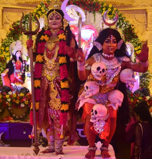 शहर में गणेश चतुर्थी के अवसर पर जगह-जगह हुए आयोजन व गणेश जी की प्रतिमा का विसर्जन करते भक्त शहर में गणेश चतुर्थी के अवसर पर जगह-जगह हुए आयोजन व गणेश जी की प्रतिमा का विसर्जन करते भक्त