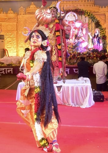 शहर में गणेश चतुर्थी के अवसर पर जगह-जगह हुए आयोजन व गणेश जी की प्रतिमा का विसर्जन करते भक्त शहर में गणेश चतुर्थी के अवसर पर जगह-जगह हुए आयोजन व गणेश जी की प्रतिमा का विसर्जन करते भक्त