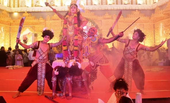 शहर में गणेश चतुर्थी के अवसर पर जगह-जगह हुए आयोजन व गणेश जी की प्रतिमा का विसर्जन करते भक्त शहर में गणेश चतुर्थी के अवसर पर जगह-जगह हुए आयोजन व गणेश जी की प्रतिमा का विसर्जन करते भक्त