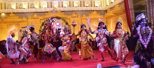 शहर में गणेश चतुर्थी के अवसर पर जगह-जगह हुए आयोजन व गणेश जी की प्रतिमा का विसर्जन करते भक्त शहर में गणेश चतुर्थी के अवसर पर जगह-जगह हुए आयोजन व गणेश जी की प्रतिमा का विसर्जन करते भक्त