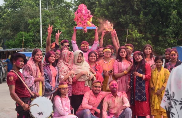 शहर में गणेश चतुर्थी के अवसर पर जगह-जगह हुए आयोजन व गणेश जी की प्रतिमा का विसर्जन करते भक्त शहर में गणेश चतुर्थी के अवसर पर जगह-जगह हुए आयोजन व गणेश जी की प्रतिमा का विसर्जन करते भक्त