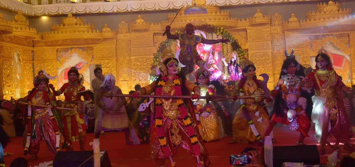 शहर में गणेश चतुर्थी के अवसर पर जगह-जगह हुए आयोजन व गणेश जी की प्रतिमा का विसर्जन करते भक्त शहर में गणेश चतुर्थी के अवसर पर जगह-जगह हुए आयोजन व गणेश जी की प्रतिमा का विसर्जन करते भक्त