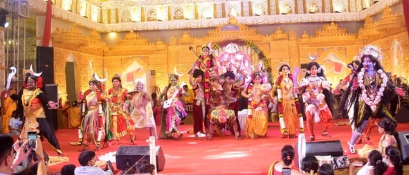 शहर में गणेश चतुर्थी के अवसर पर जगह-जगह हुए आयोजन व गणेश जी की प्रतिमा का विसर्जन करते भक्त शहर में गणेश चतुर्थी के अवसर पर जगह-जगह हुए आयोजन व गणेश जी की प्रतिमा का विसर्जन करते भक्त