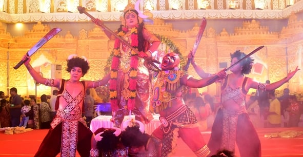 शहर में गणेश चतुर्थी के अवसर पर जगह-जगह हुए आयोजन व गणेश जी की प्रतिमा का विसर्जन करते भक्त शहर में गणेश चतुर्थी के अवसर पर जगह-जगह हुए आयोजन व गणेश जी की प्रतिमा का विसर्जन करते भक्त