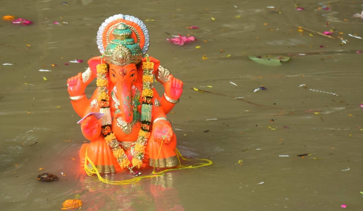 शहर में गणेश चतुर्थी के अवसर पर जगह-जगह हुए आयोजन व गणेश जी की प्रतिमा का विसर्जन करते भक्त शहर में गणेश चतुर्थी के अवसर पर जगह-जगह हुए आयोजन व गणेश जी की प्रतिमा का विसर्जन करते भक्त
