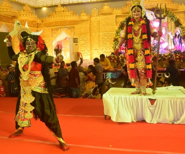 शहर में गणेश चतुर्थी के अवसर पर जगह-जगह हुए आयोजन व गणेश जी की प्रतिमा का विसर्जन करते भक्त शहर में गणेश चतुर्थी के अवसर पर जगह-जगह हुए आयोजन व गणेश जी की प्रतिमा का विसर्जन करते भक्त