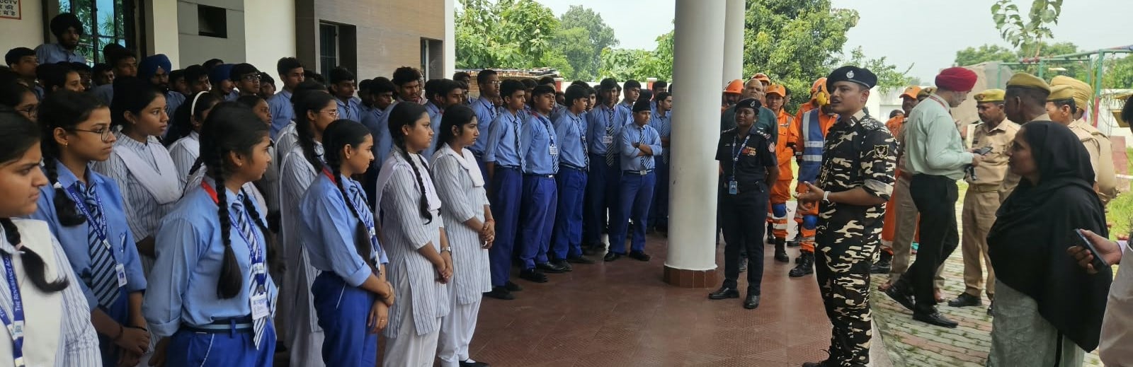 शहर में मॉक ड्रिल करती एनडीआरएफ की टीम। स्रोत: प्रशासन शहर में मॉक ड्रिल करती एनडीआरएफ की टीम। स्रोत: प्रशासन