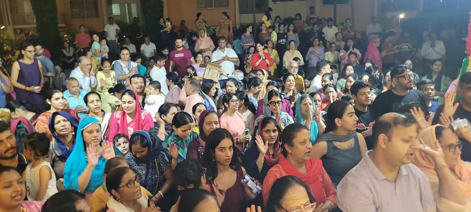 तेलुगू वेलफेयर एसोसिएशन के पंडा में भरतनाट्यम प्रस्तुत करती कलाकार