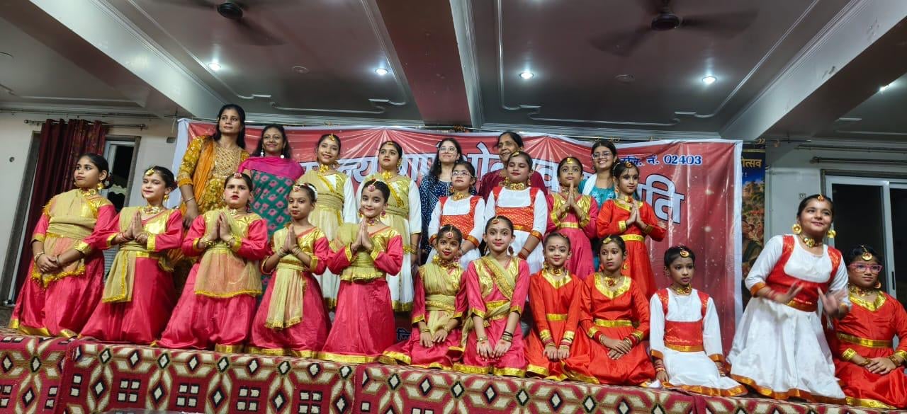 तेलुगू वेलफेयर एसोसिएशन के पंडा में भरतनाट्यम प्रस्तुत करती कलाकार