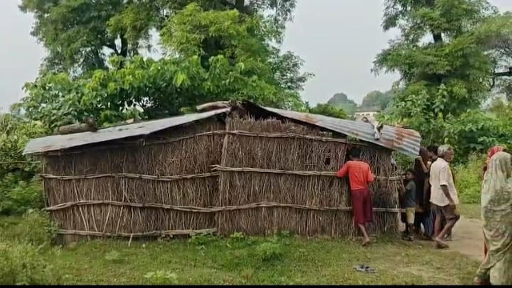 तेंदुए के हमले में मारी गई महिला की झोपड़ी व रोते-बिलखते परिजन। तेंदुए के हमले में मारी गई महिला की झोपड़ी व रोते-बिलखते परिजन।