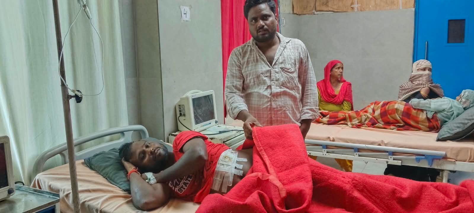 दुलही गांव में घटना स्थल का मुआयना करते एएसपी पूर्वी पवन गौतम, सीओ शिवम कुमार। संवाद दुलही गांव में घटना स्थल का मुआयना करते एएसपी पूर्वी पवन गौतम, सीओ शिवम कुमार। संवाद