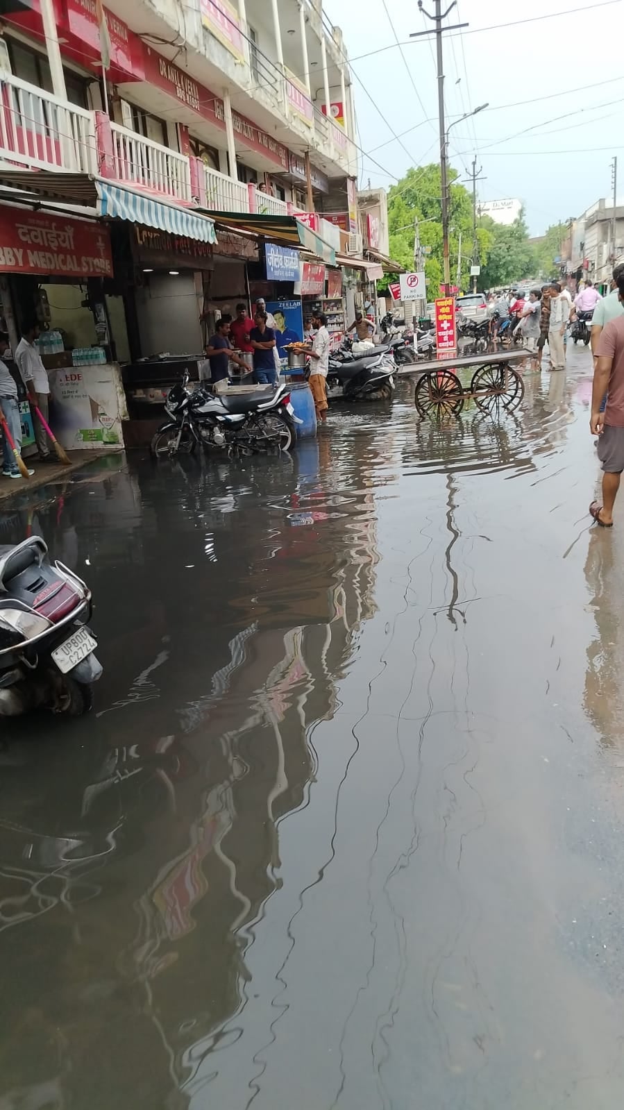 दिल्ली गेट पर नाले के अंदर डाली पानी की लाइन, जिस वज़ह से बारिश का पानी सड़कों ओर भर गया दिल्ली गेट पर नाले के अंदर डाली पानी की लाइन, जिस वज़ह से बारिश का पानी सड़कों ओर भर गया