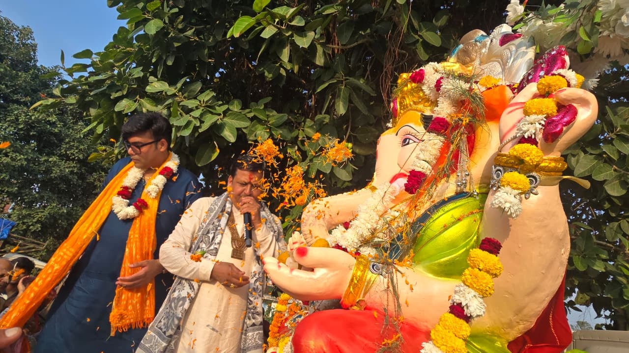 दिल्ली पैरलल नहर में गणेश विसर्जित करते श्रद्धालु। स्रोत : मंदिर दिल्ली पैरलल नहर में गणेश विसर्जित करते श्रद्धालु। स्रोत : मंदिर