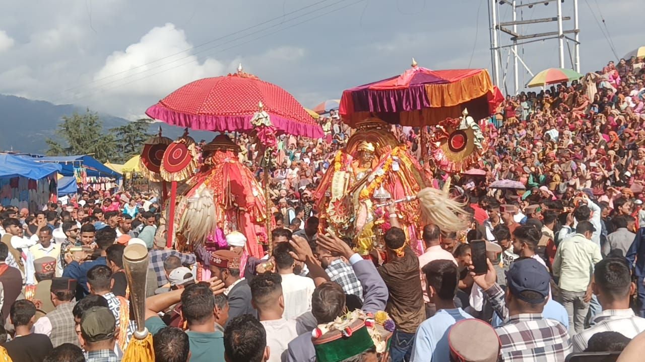 दलाश में आयोजित दो दिवसीय ऋषि पंचमी मेले में देव नृत्य करते हुए। संवाद दलाश में आयोजित दो दिवसीय ऋषि पंचमी मेले में देव नृत्य करते हुए। संवाद