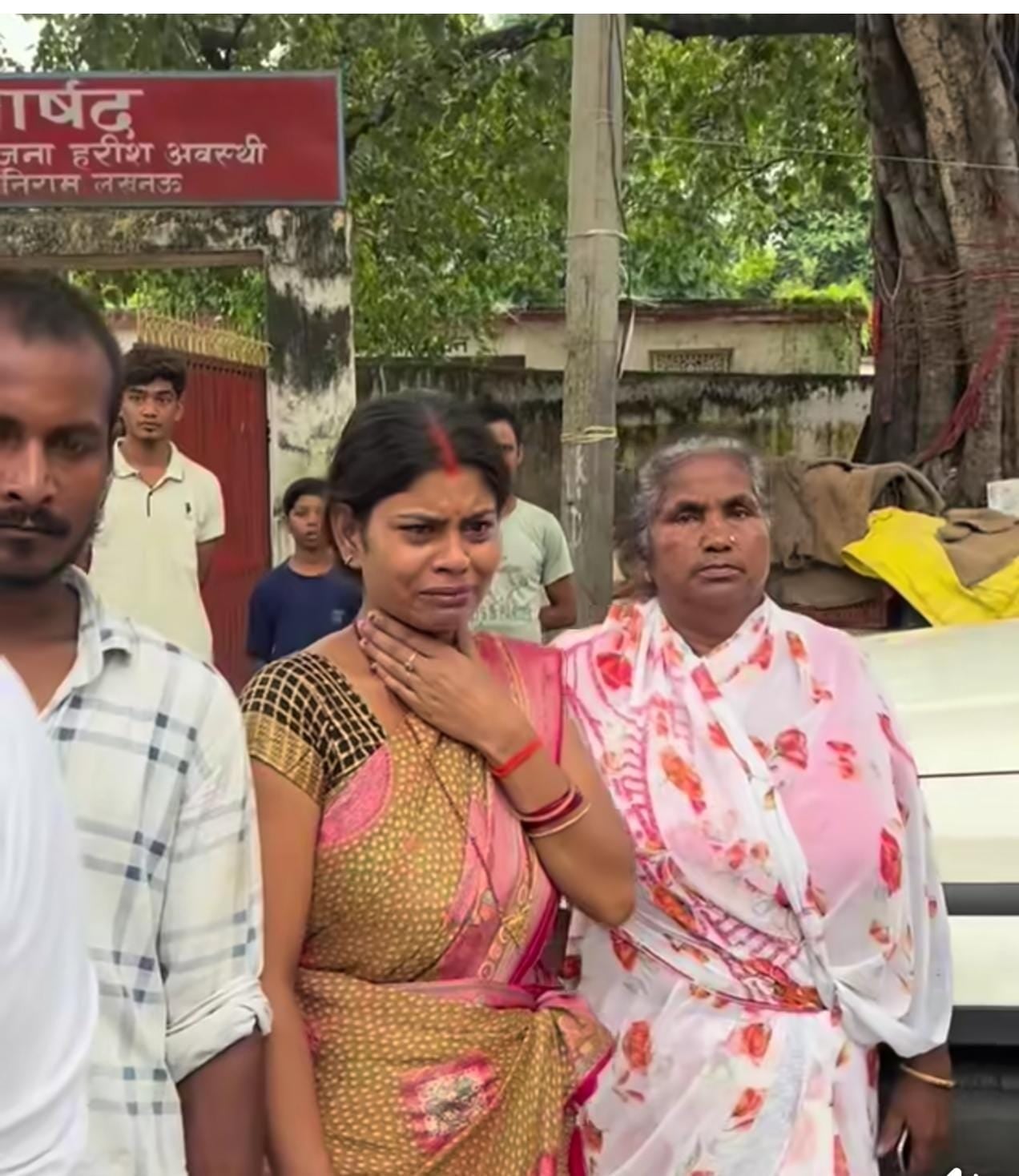 विरामखंड में पार्क की बदहाली पर भड़कीं महिलाएं, विधायक-पार्षद के खिलाफ किया प्रदर्शन विरामखंड में पार्क की बदहाली पर भड़कीं महिलाएं, विधायक-पार्षद के खिलाफ किया प्रदर्शन
