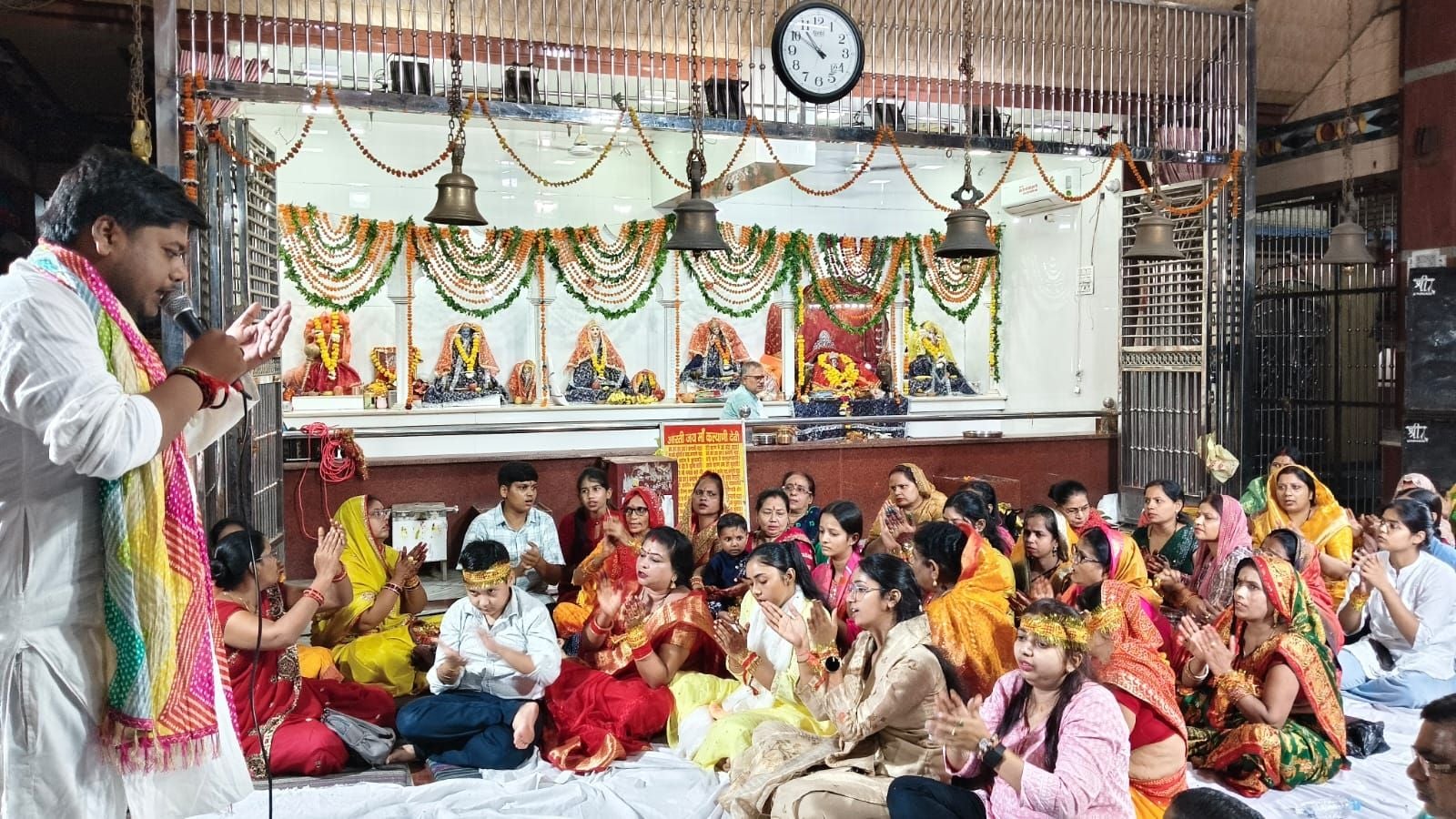 विसर्जन के लिए गणेश मूर्ति को गोद में लेकर जाते श्रद्धालु। संवाद