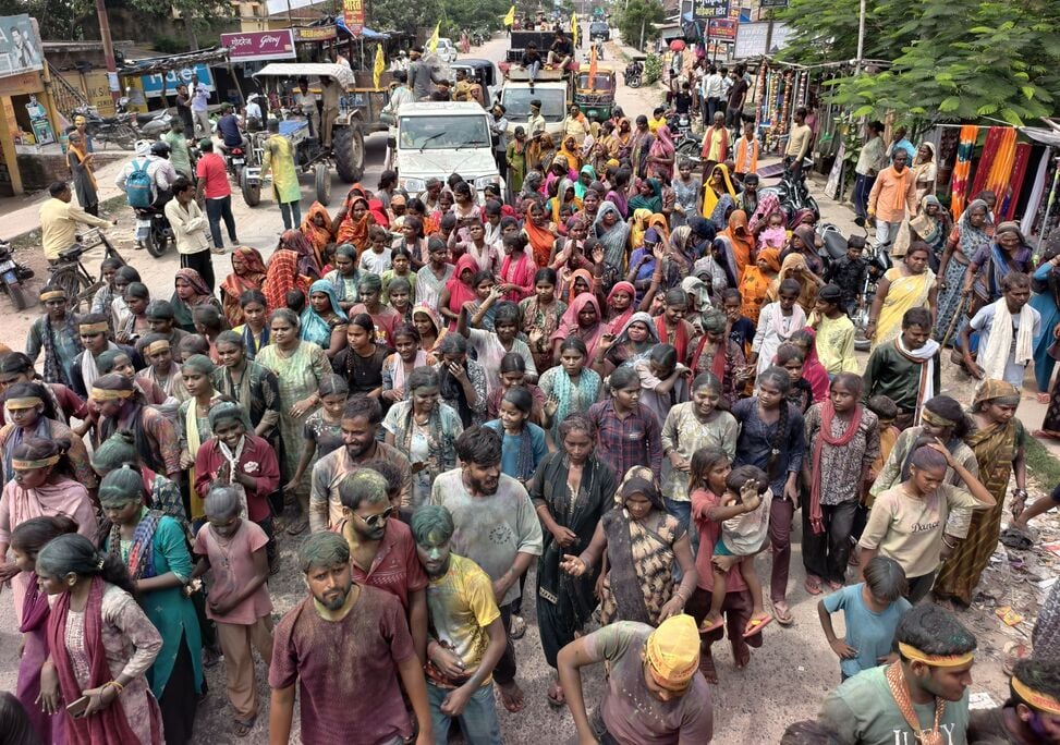 विसर्जन के लिए गणेश मूर्ति को गोद में लेकर जाते श्रद्धालु। संवाद