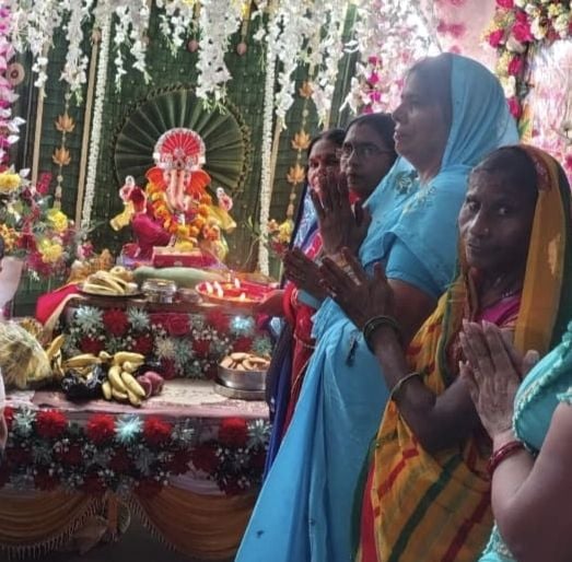 विसर्जन के लिए गणेश मूर्ति को गोद में लेकर जाते श्रद्धालु। संवाद