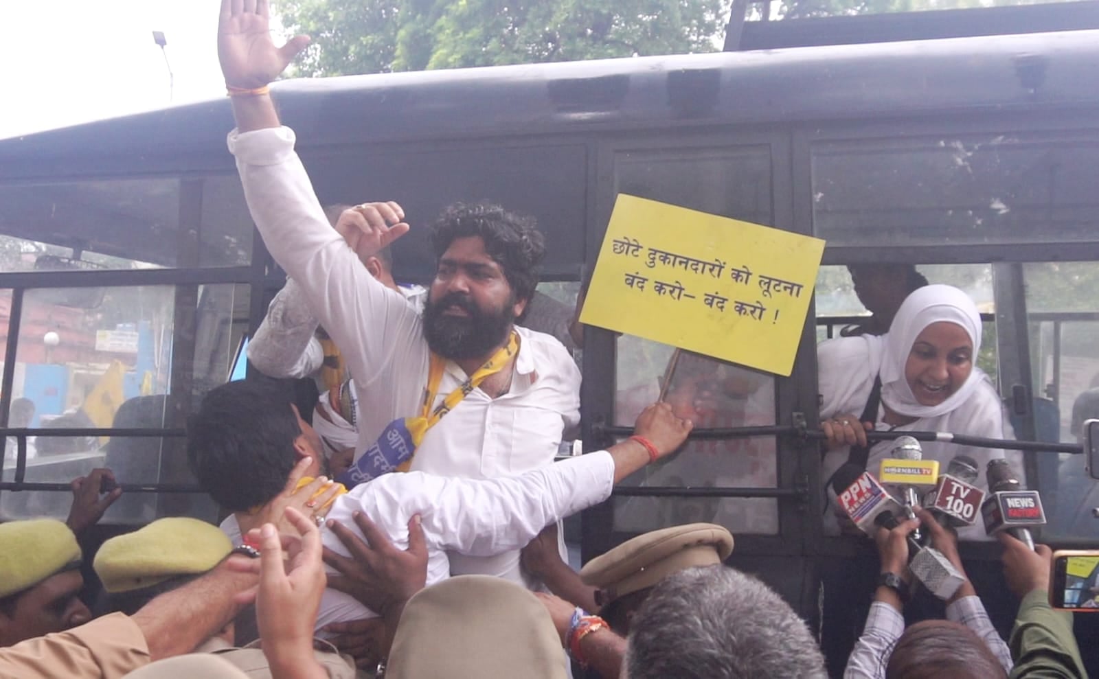 यूपीआई पर 0.4 फीसदी टैक्स के विरोध में आप का प्रदर्शन यूपीआई पर 0.4 फीसदी टैक्स के विरोध में आप का प्रदर्शन