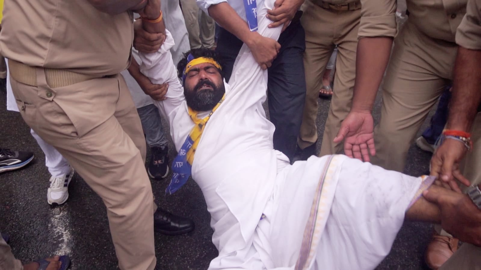 यूपीआई पर 0.4 फीसदी टैक्स के विरोध में आप का प्रदर्शन यूपीआई पर 0.4 फीसदी टैक्स के विरोध में आप का प्रदर्शन