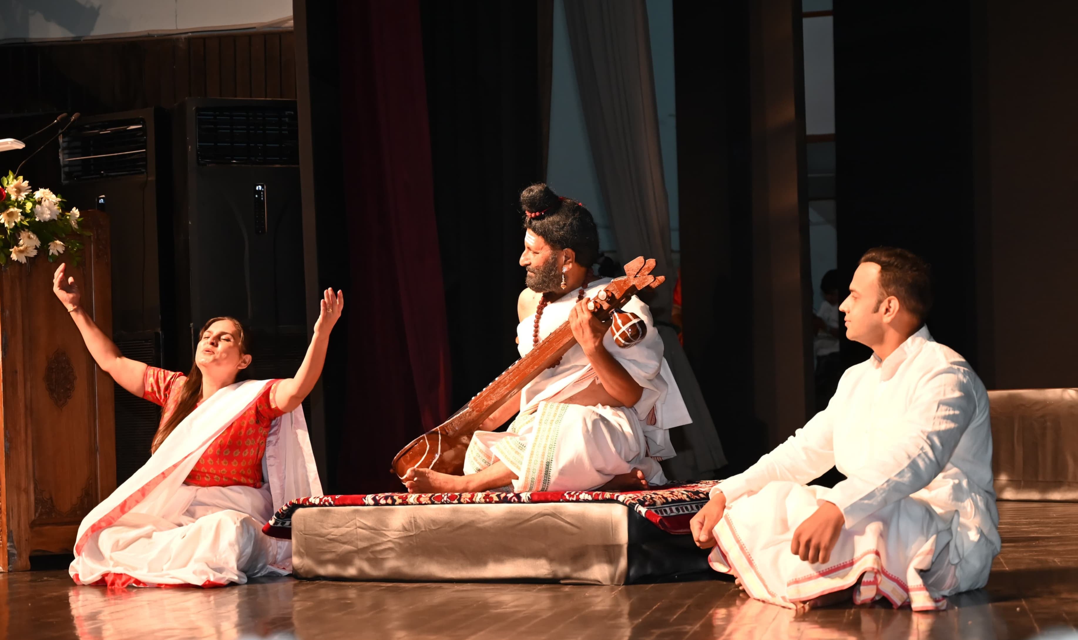 अभिनव थियेटर परिसर में जेकेएएसीएल का नवीन लोगो लांच करते एलजी मनोज सिन्हा व अन्य लोग। समारोह 