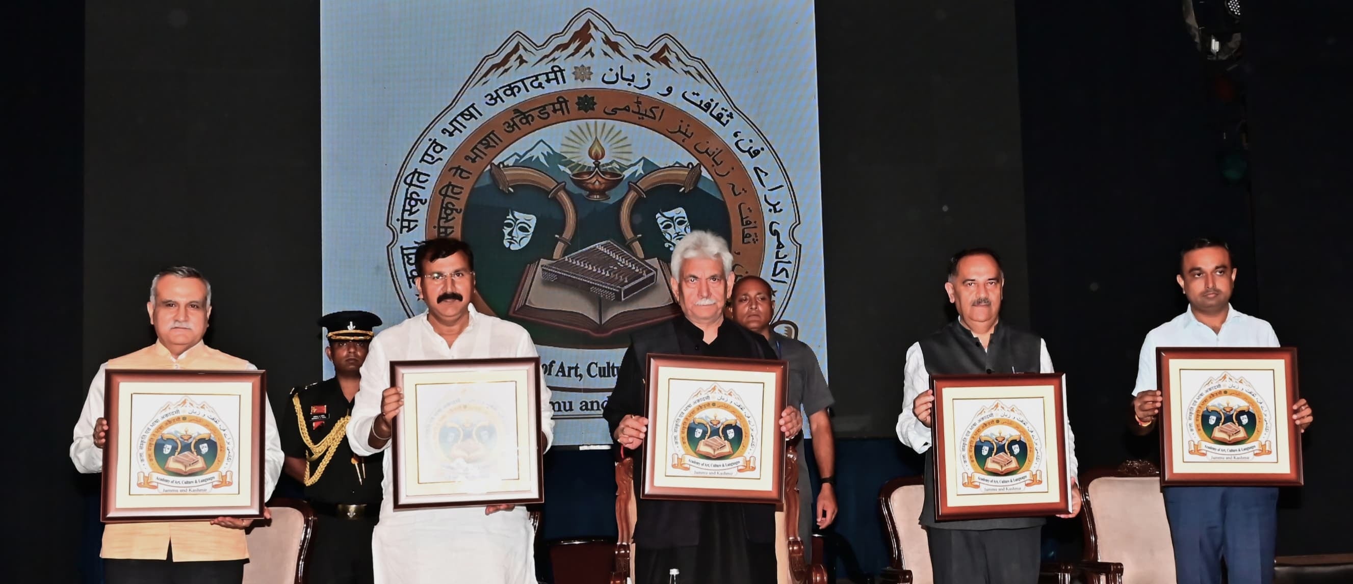 अभिनव थियेटर परिसर में जेकेएएसीएल का नवीन लोगो लांच करते एलजी मनोज सिन्हा व अन्य लोग। समारोह 