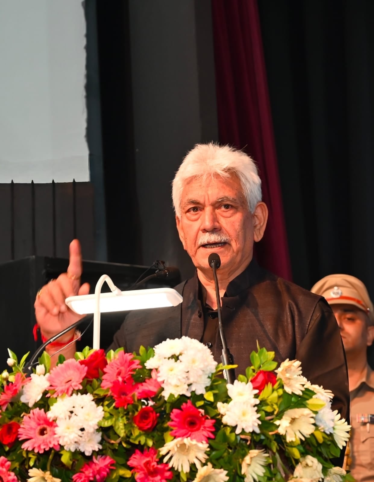 अभिनव थियेटर परिसर में जेकेएएसीएल का नवीन लोगो लांच करते एलजी मनोज सिन्हा व अन्य लोग। समारोह 