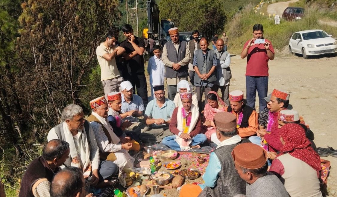 आनी की शमशर-पनेई सडक़ का निर्माण कार्य शुरू होने से ग्रामीणों में खुशी का माहौल। संवाद आनी की शमशर-पनेई सडक़ का निर्माण कार्य शुरू होने से ग्रामीणों में खुशी का माहौल। संवाद