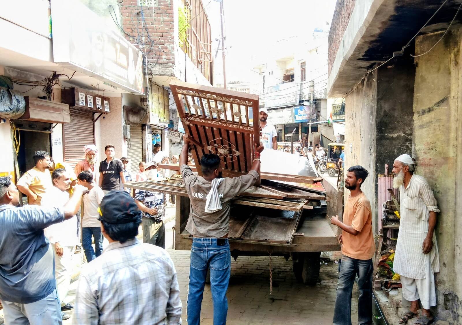 अतिक्रमण अभियान के तहत मिल रोड पर सडक किनारे बाहर निकाले गए टीन शेड को जेसीबी से तोडते हुए । (म अतिक्रमण अभियान के तहत मिल रोड पर सडक किनारे बाहर निकाले गए टीन शेड को जेसीबी से तोडते हुए । (म