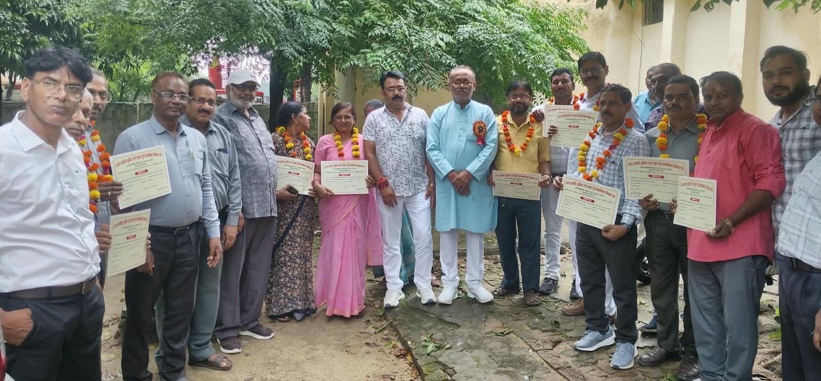 बांगरमऊ बीआरसी में हुए निर्वाचन के बाद शपथ ग्रहण करते पदाधिकारी। स्रोत: शिक्षक बांगरमऊ बीआरसी में हुए निर्वाचन के बाद शपथ ग्रहण करते पदाधिकारी। स्रोत: शिक्षक
