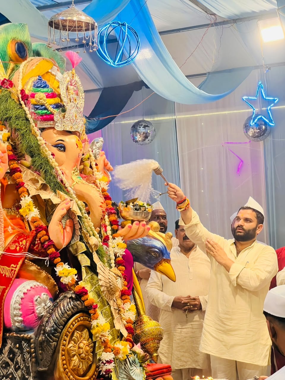 भगवान गणेश की प्रतिमा विसर्जन के लिए जाते श्रद्धालु। संवाद भगवान गणेश की प्रतिमा विसर्जन के लिए जाते श्रद्धालु। संवाद
