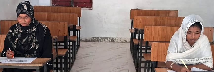 बांकेगंज में साक्षरता परीक्षा में शामिल महिलाएं। स्रोत: शिक्षक बांकेगंज में साक्षरता परीक्षा में शामिल महिलाएं। स्रोत: शिक्षक