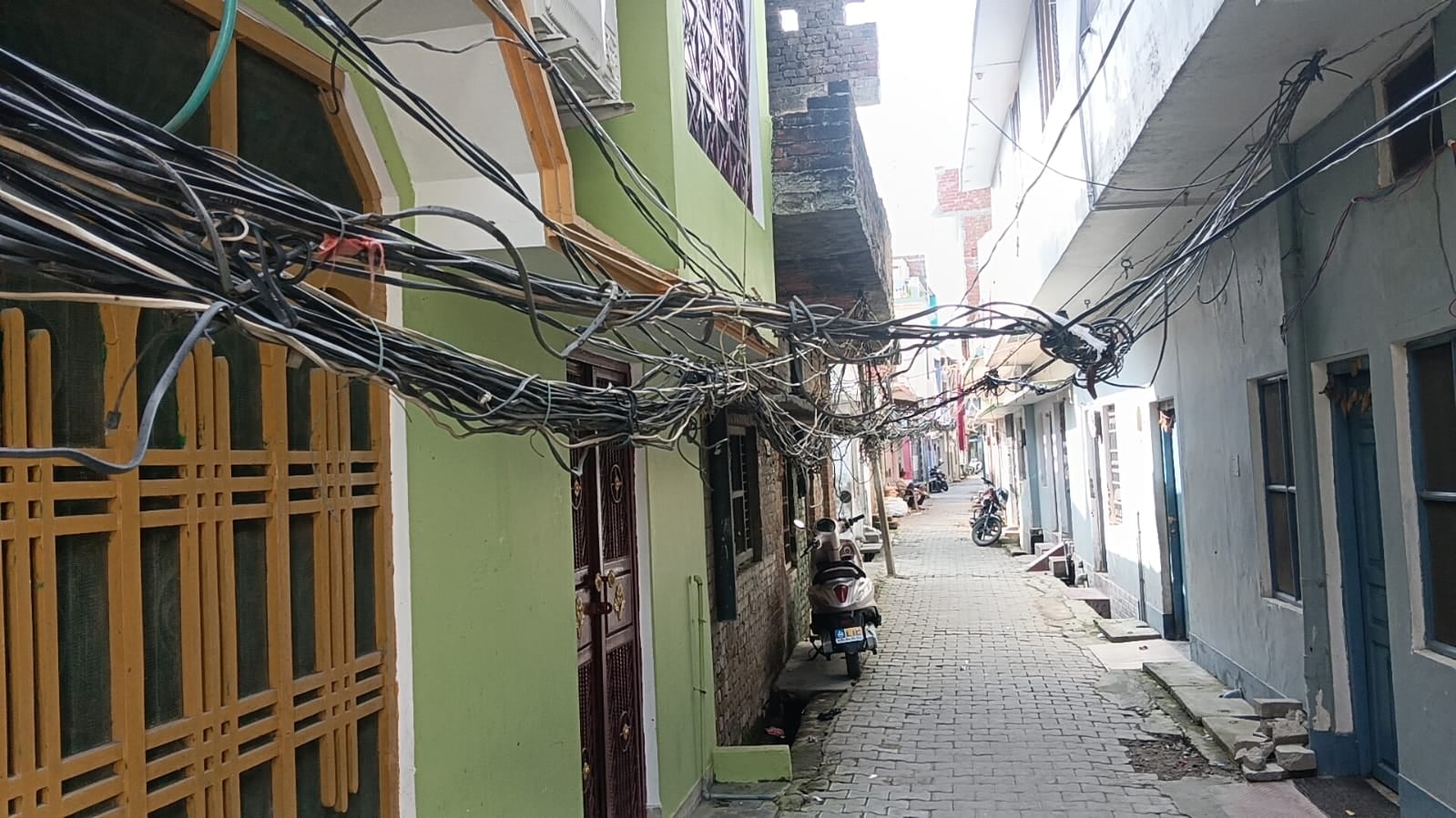 बरबर नगर के चिल्ड्रेन एकेडमी के ऊपर से गुजरी 1100 वोल्टेज लाइन। संवाद