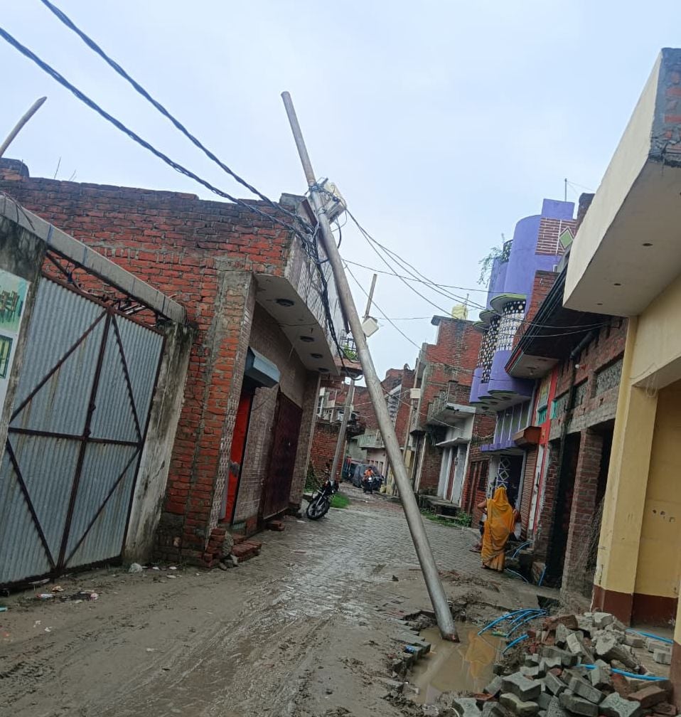 बरबर नगर के चिल्ड्रेन एकेडमी के ऊपर से गुजरी 1100 वोल्टेज लाइन। संवाद