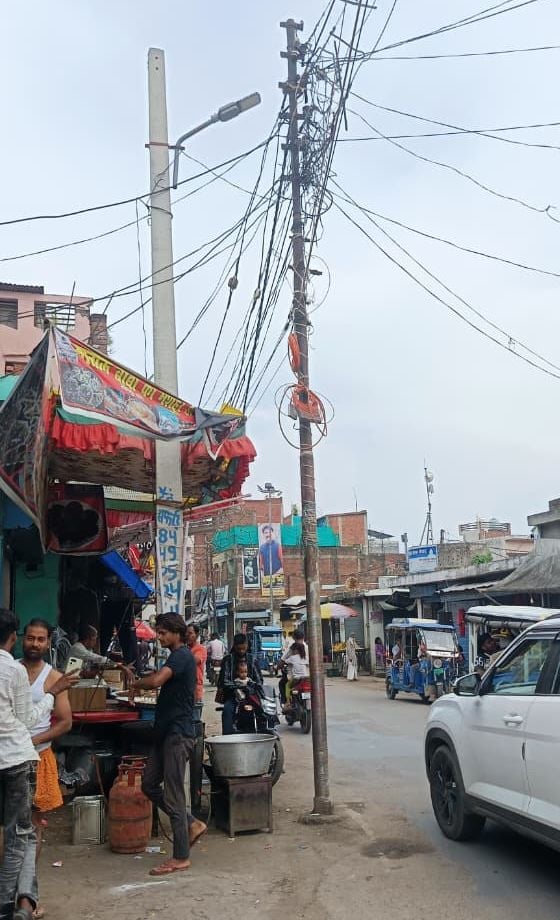 बरबर नगर के चिल्ड्रेन एकेडमी के ऊपर से गुजरी 1100 वोल्टेज लाइन। संवाद