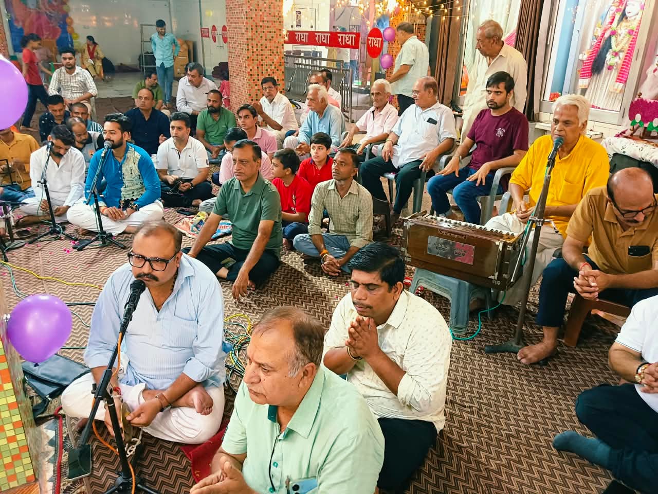 चित्रा सिनेमा परिसर में राधाष्टमी मनाते श्रद्धालु। संवाद चित्रा सिनेमा परिसर में राधाष्टमी मनाते श्रद्धालु। संवाद